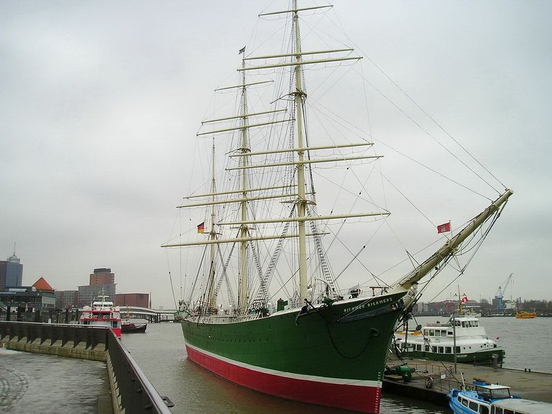 Die Ricker Rickmers im Hamburger Hafen (© ABurn)