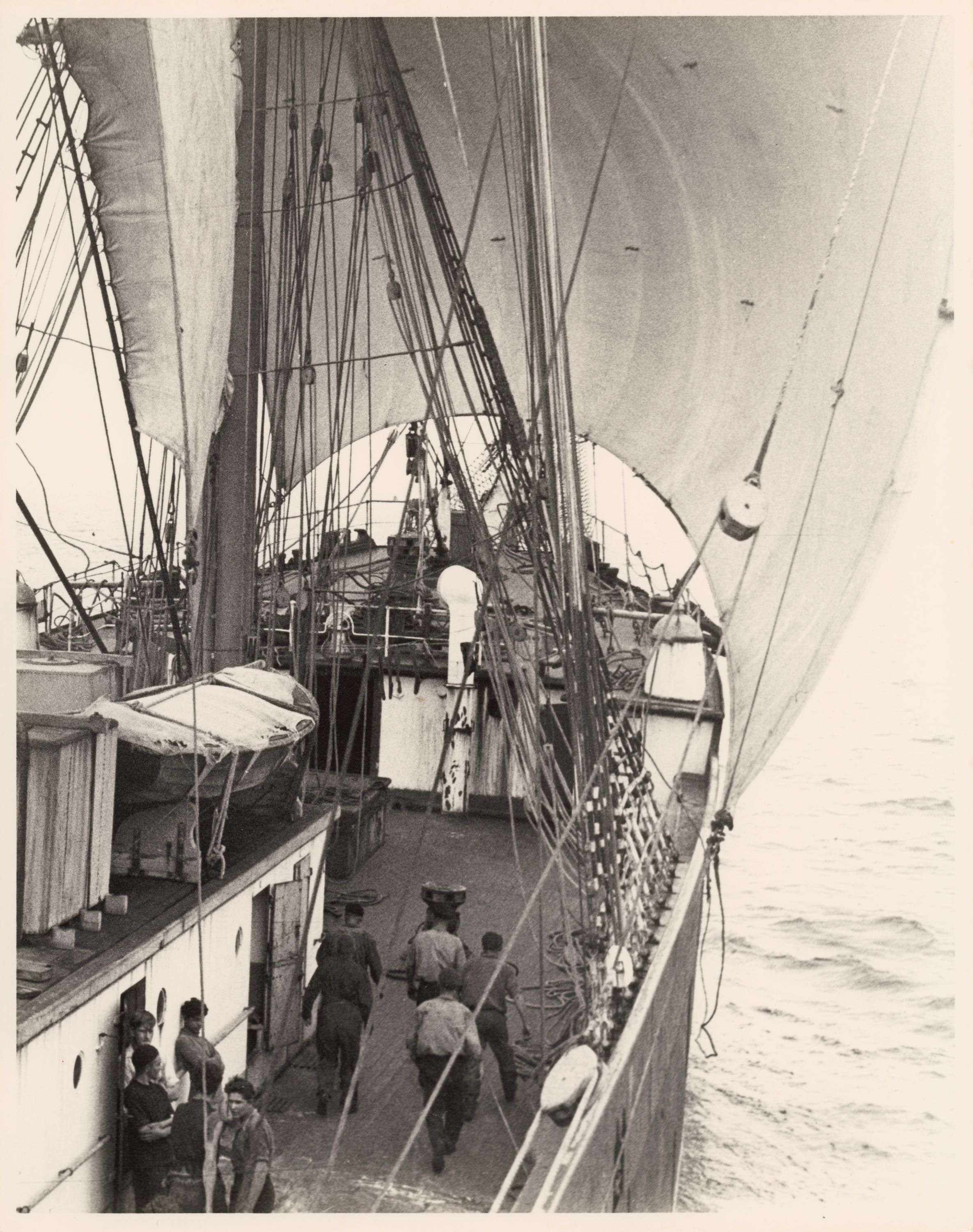 Besatzungsmitgliedern beim Erklimmen der Takelage