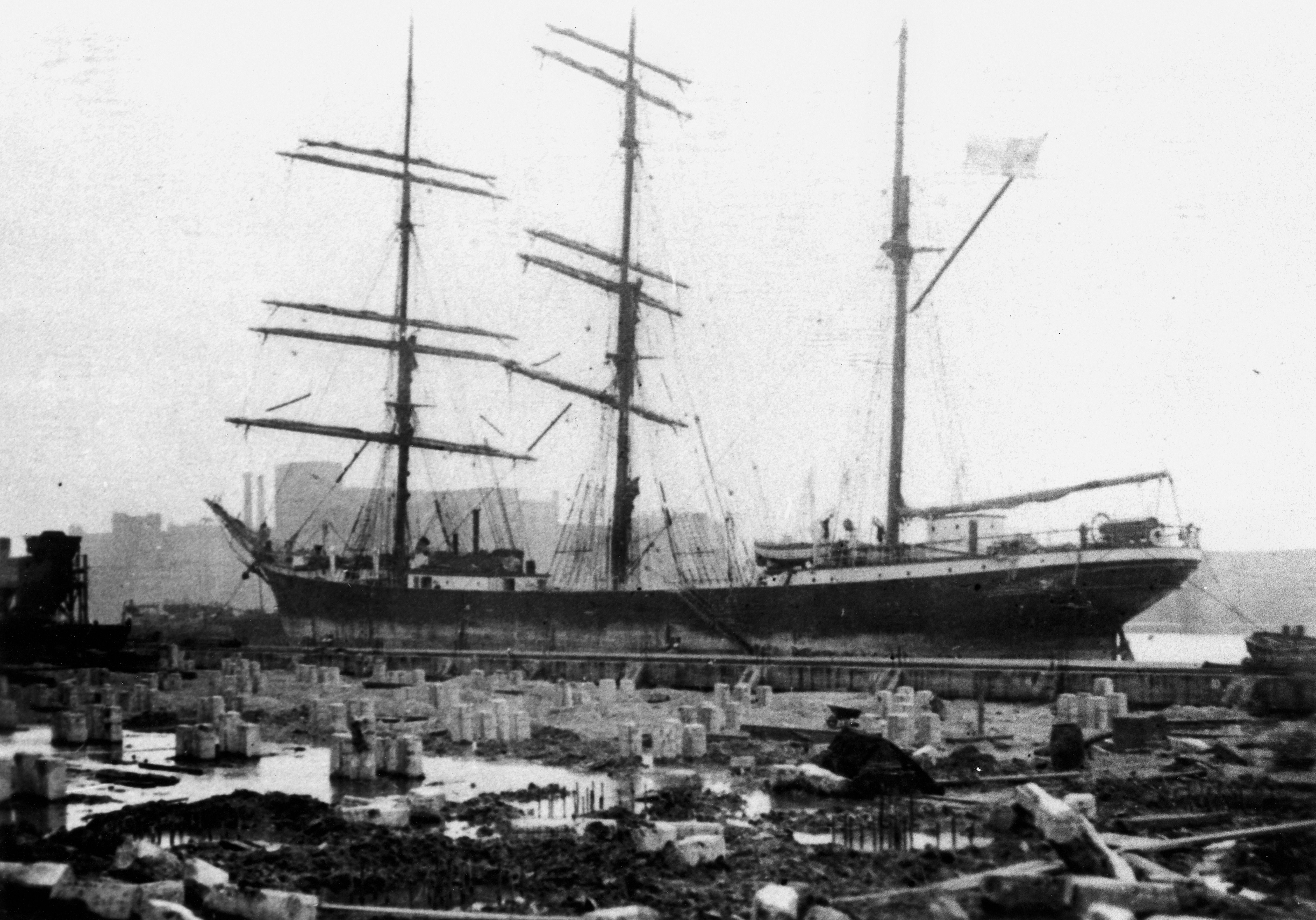 Die PENANG ex ALBERT RICKMERS im Hafen von London